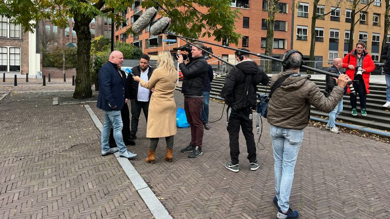 Peter Gillis werd buiten de rechtbank opgewacht door de pers. 