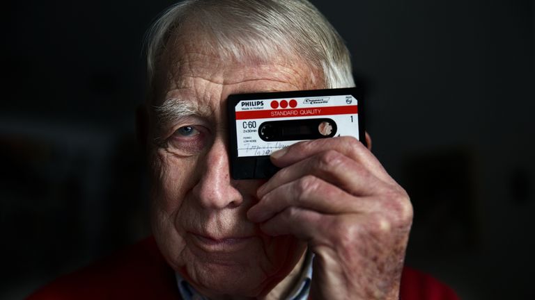 Lou Ottens met het cassettebandje, hij overleed in 2021 op 94-jarige leeftijd in Duizel (foto: ANP).