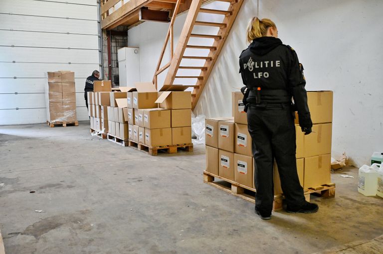  Agenten controleren de grondstoffen (foto: Toby de Kort) 