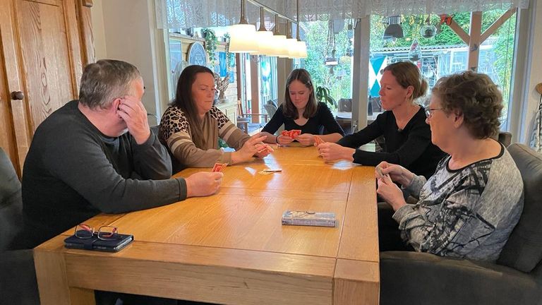 Het gezin speelt samen een potje kaarten (foto: Raymond Merkx / Omroep Brabant).