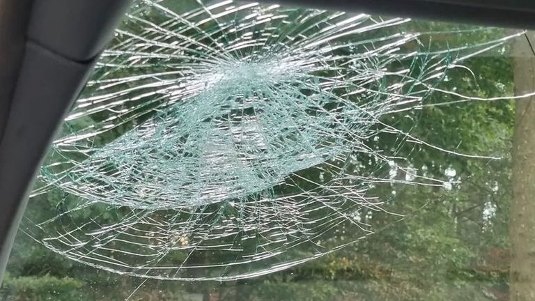 De barst in de voorruit (foto: @politiemaashorst).