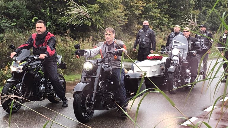 Motoren begeleiden de kist met zijspan (foto: Willem-Jan Joachems).