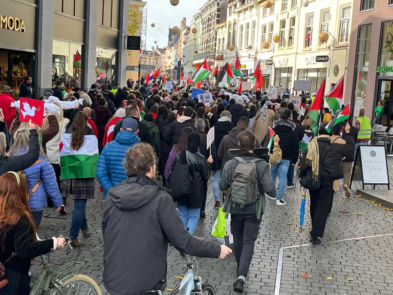 Ongeveer 300 mensen lopen met de vredesmars mee. (Foto: Jan Waalen)