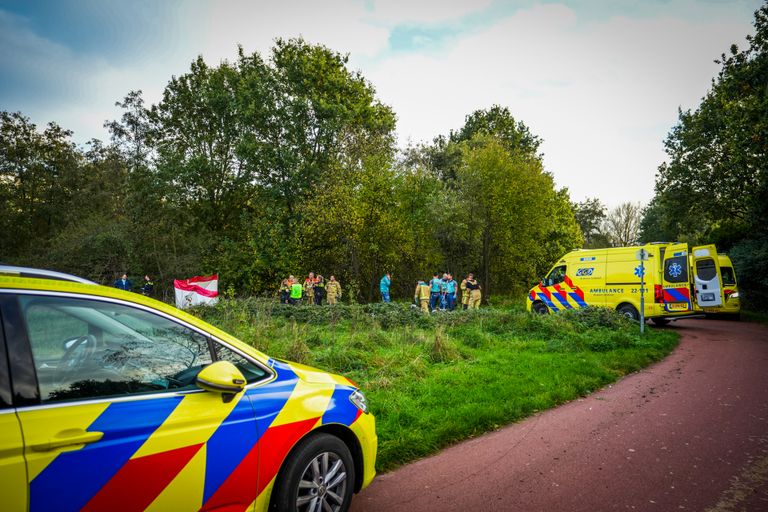 Huldiensten bij de plek waar de man werd gevonden. (foto: SQ Vision)