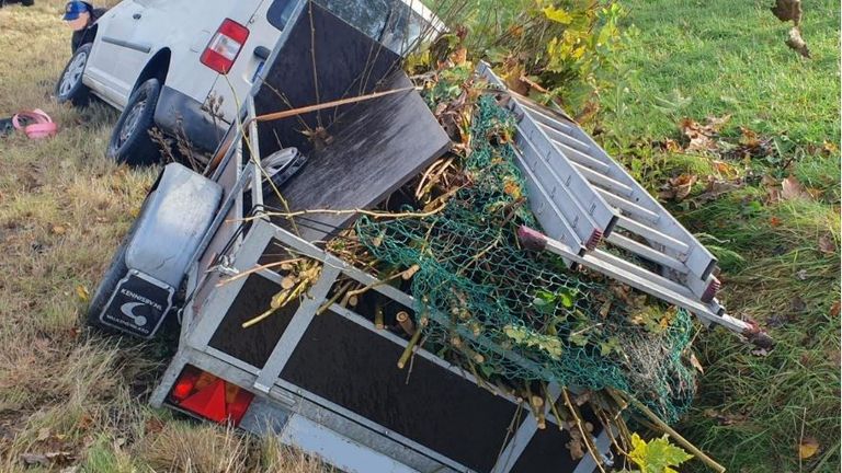 Deze auto met aanhanger ging vanmorgen al de sloot in aan de Randweg (foto: HeezeLeende24). 