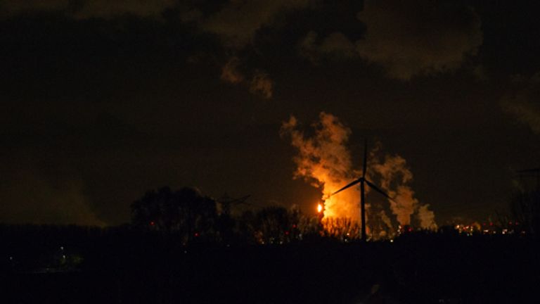 Het affakkelen bij BASF in Antwerpen (foto: Rijnhout Media).