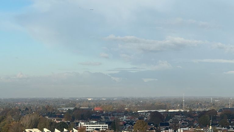 Vanuit de Efteling - je moet goed kijken, maar je ziet 'm bovenaan in het midden vliegen.