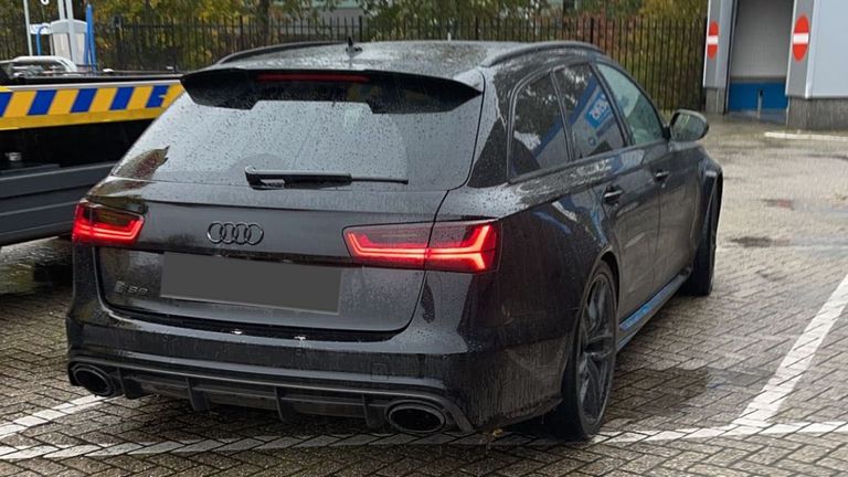 Een man die zonder geldig rijbewijs reed, is zijn auto kwijt. (foto: politie)