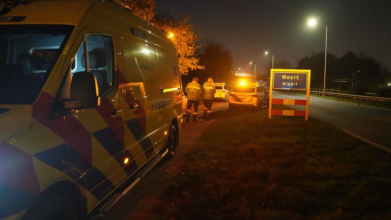 Ambulance bij het spoorviaduct in Weert. (foto: WdG / SQ Vision)