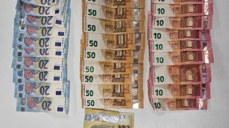 Het geld dat in beslag is genomen van de drugsdealer in Tilburg (foto: politie.nl)