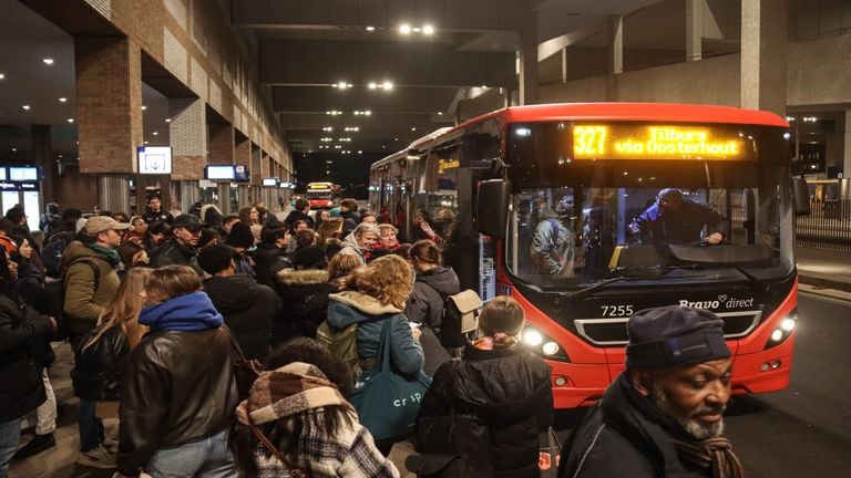 Veel reizigers gaan met de streekbus mee (foto: Corrado Francke).