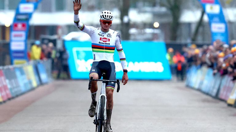 Van der Poel komt over de finish (foto: ANP). 