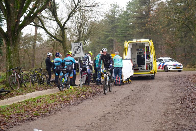 Mountainbiker gewond naar ziekenhuis na botsing met tegenligger (foto: Harrie Grijseels /SQ Vision)