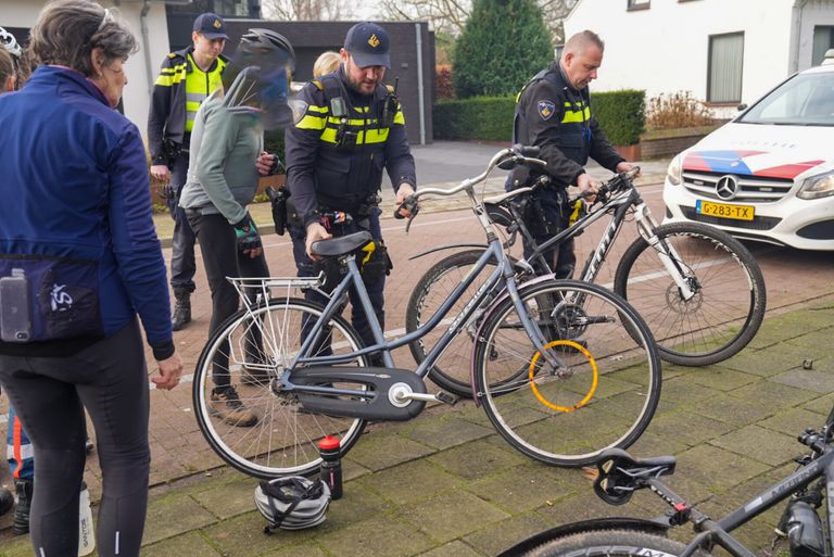 Bij het inhalen ging het mis en raakte een fietser gewond (foto:Harrie Grijseels/SQ Vison)