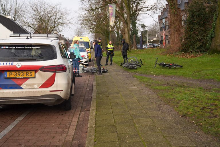 Na de valpartij moest een fietser naar het ziekenhuis (foto: Harrie Grijseels/SQ Vision)