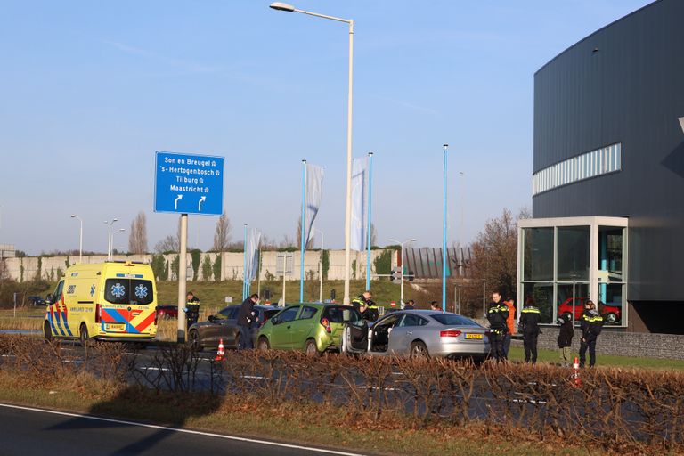 Vlak voor de afslag naar de snelweg botsten drie wagens op elkaar. (foto: Sander van Gils/SQ Vision)