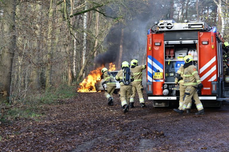 De auto stond helemaal in brand (foto: SK-Media)