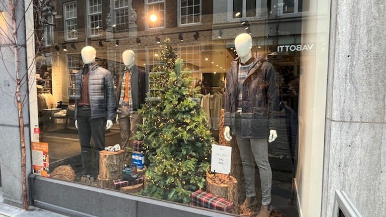 Deze paspoppen hebben hun kerst-outfit al aan (foto: Raymond Merkx).