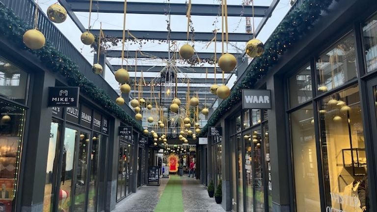 Kerstballen in de lucht in Breda (foto: Raymond Merkx).