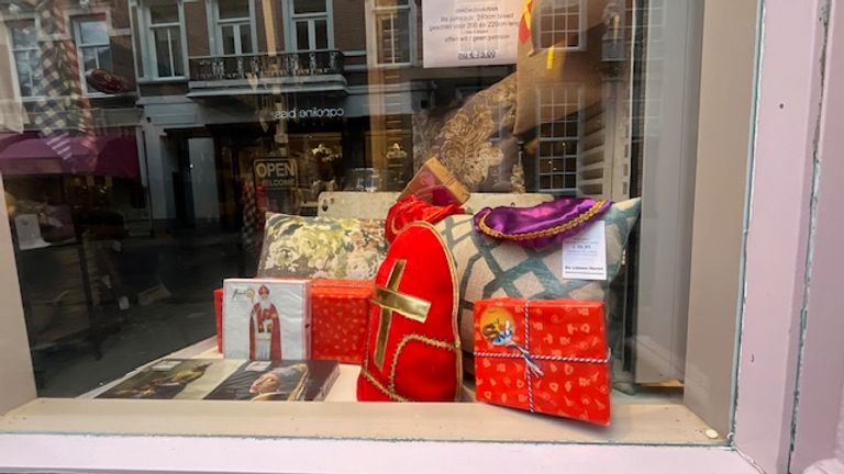 Deze winkel voor beddengoed koos wel voor de Sint (foto: Raymond Merkx).