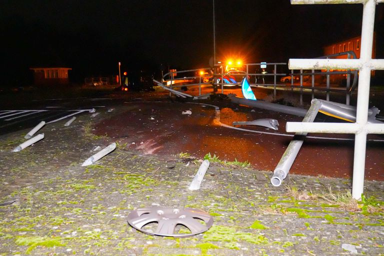 De automobiliste richtte een ware ravage aan op de Kanaaldijk Noord-West in Helmond (foto: Harrie Grijseels/SQ Vision). 