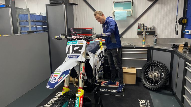 Etienne Bax in zijn werkplaats (foto: Floortje Steigenga)