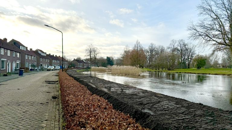 Langs de De Jongsingel is een nooddijk aangelegd.