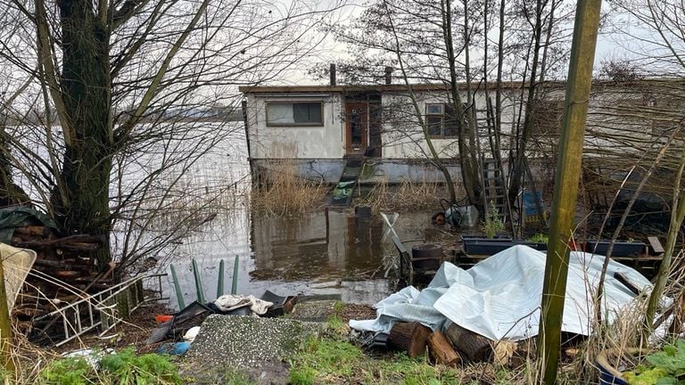 Ook andere woonboten zijn helemaal omringd door water (foto: Rochelle Moes)