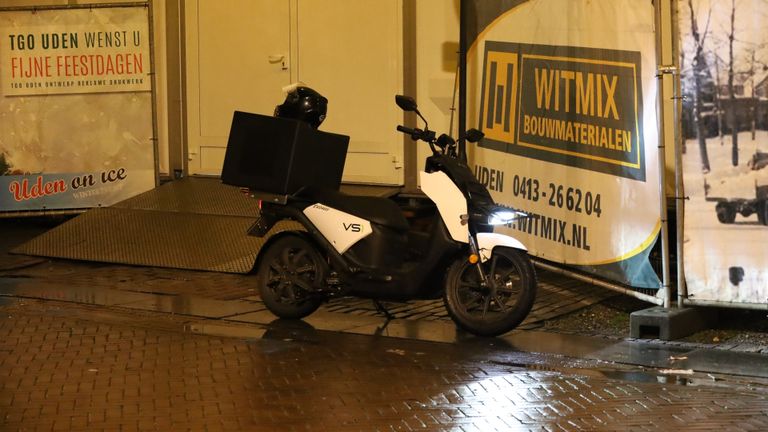 De scooter waarmee de persoon werd aangereden (foto: Kevin Kanters/SQ Vision).