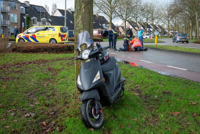 De vrouw gleed met haar scooter weg in een bocht (foto: Iwan van Dun/SQ Vision)