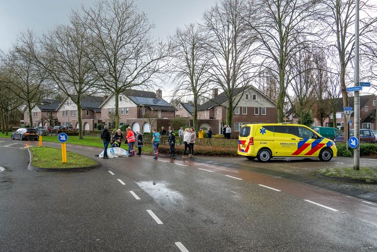 De vrouw lag midden in de bocht op straat (Foto: Iwan van Dun/SQ Vision)