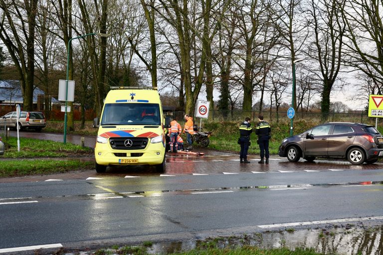 De brommerrijder is naar het ziekenhuis gebracht (foto: SK-Media)