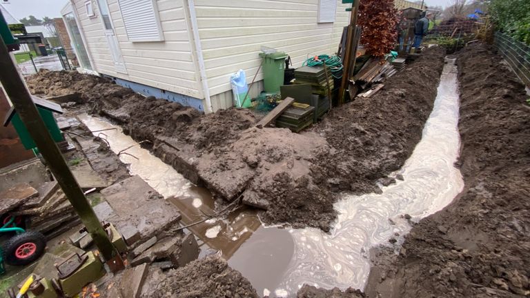 Sleuf loopt door de tuin van bewoners (foto: Ilse Schoenmakers / Omroep Brabant).