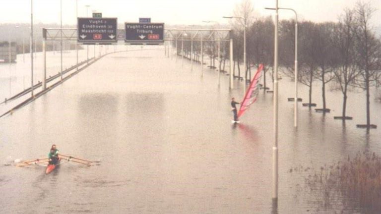 Max was niet de enige watersporter die in 1995 de A2 op ging, is te zien op deze foto van Wendela Wendelaar van de Bossche roeivereniging De Hertog.