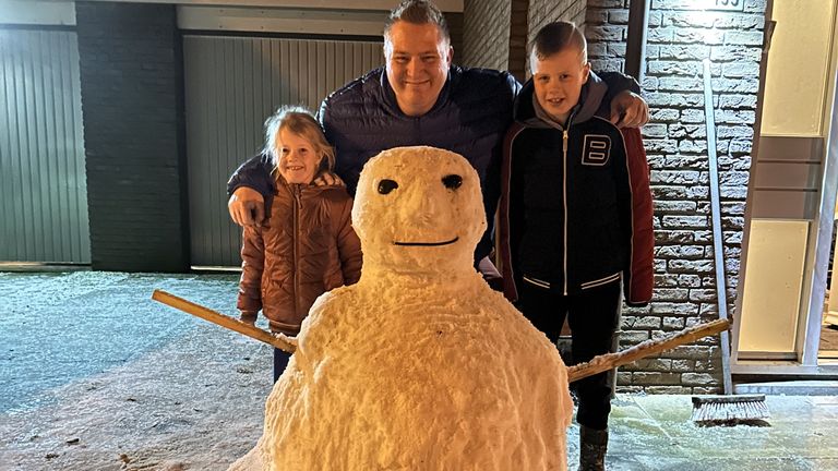 De trotse makers van een sneeuwpop in de wijk Blixembosch in Eindhoven.