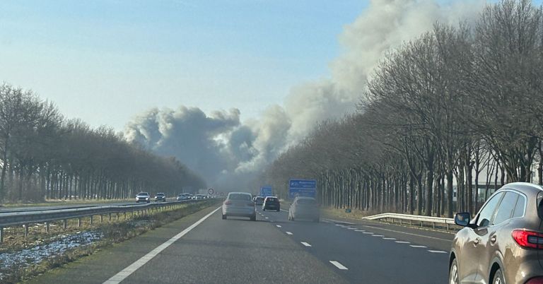 De rook is goed te zien op de snelweg (foto: Marjolein)