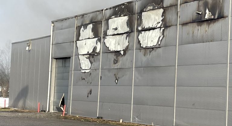 De brandweer maakte gaten in het pand om te kunnen blussen (foto: Imke van de Laar)