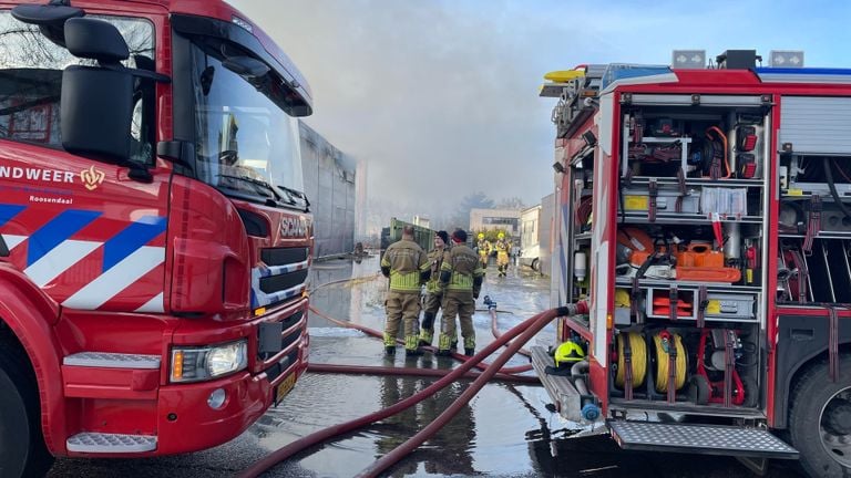 De brandweer is met een groot aantal voertuigen ter plaatse (foto: Imke van de Laar)