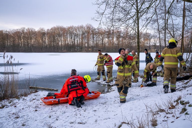 Politie en brandweer in actie bij de Roeivijver aan de Kievitswaard in Drunen. (foto: Iwan van Dun/SQ Vision).