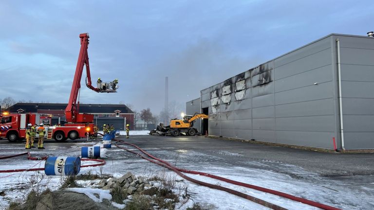 De brandweer sloopt de zijplaten om beter te kunnen blussen (foto: Imke van de Laar).