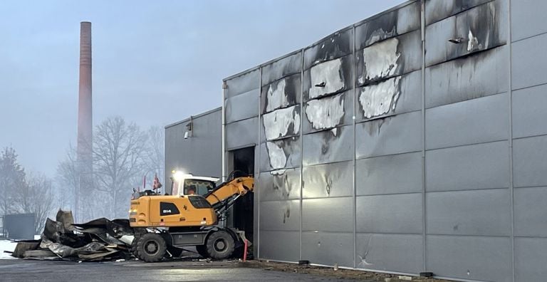 De brandweer sloopt de zijplaten om beter te kunnen blussen (foto: Imke van de Laar).