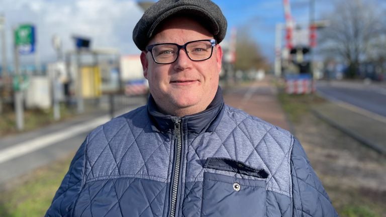 Dirk van Asten uit Maarheeze bij het treinstation (Foto: Alice van der Plas)