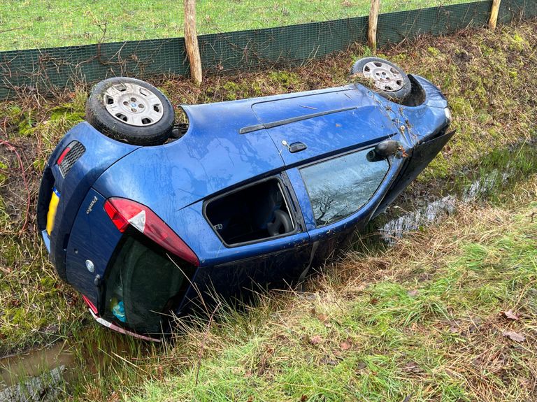 Vrouw landt met auto in sloot (Foto: SQ Vision/Perry Roovers).