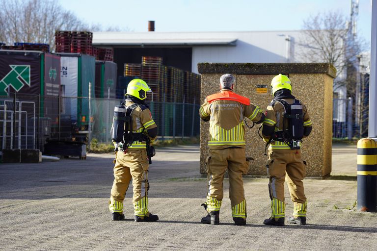 Brandweerlieden bij het stroomhuisje (Foto: SQ Vision/Jeroen Struve).