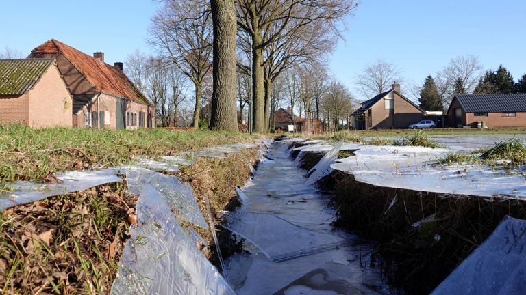 Dit gebeurt er met ijs als er geen water meer in de sloot staat (foto: Ben Saanen).