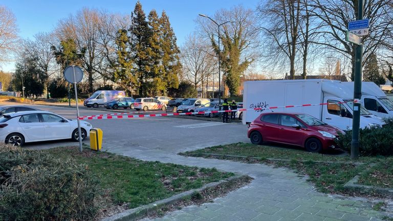 De politie heeft de vindplaats van het busje afgezet (foto: Ben Franssen).