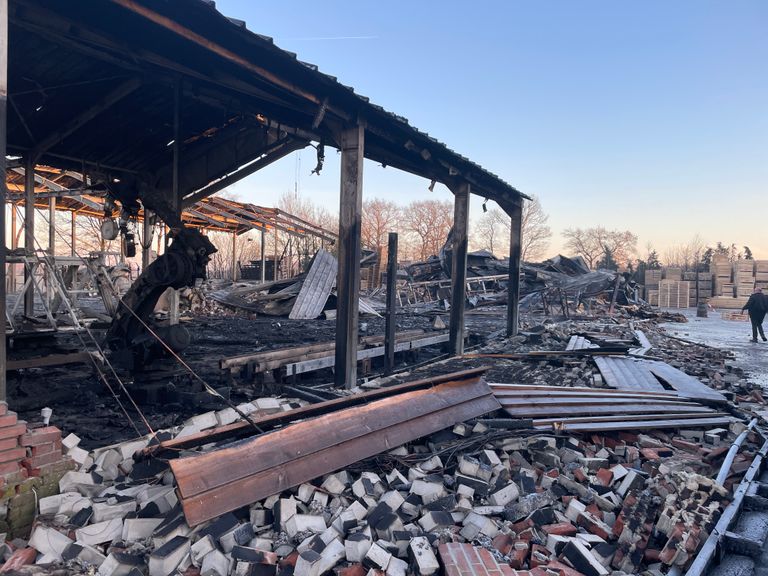 De schade blijkt groot de ochtend na de brand (foto: Rene van Hoof)