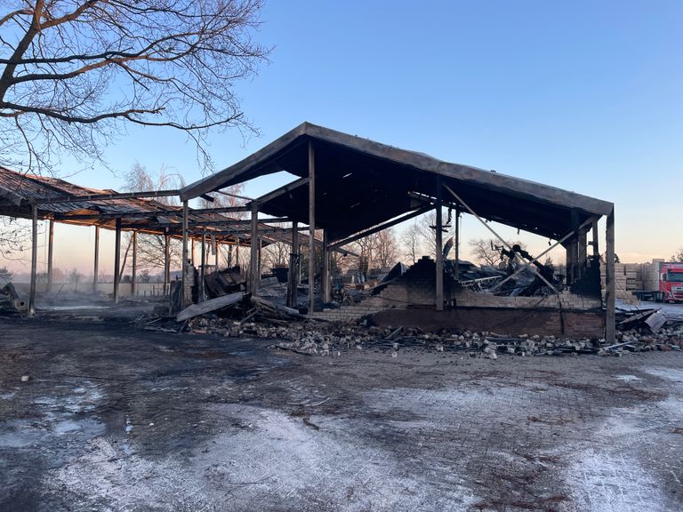 De schade blijkt groot de ochtend na de brand (foto: Rene van Hoof)