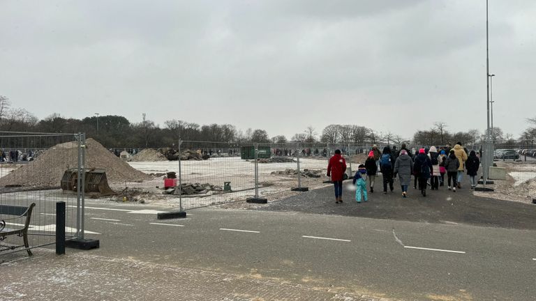 Bezoekers moeten om de bouwplaats heen om bij de ingang te komen (foto: X Cindy_ve).