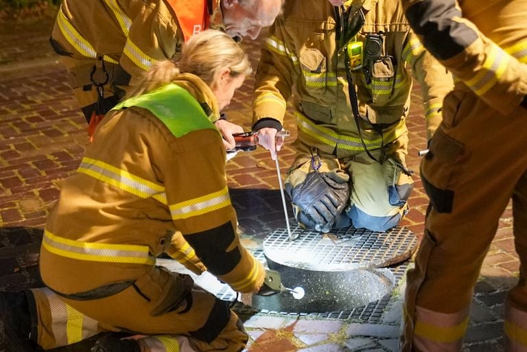 De brandweer doet metingen (foto: Gabor Heeres/SQ Vision).